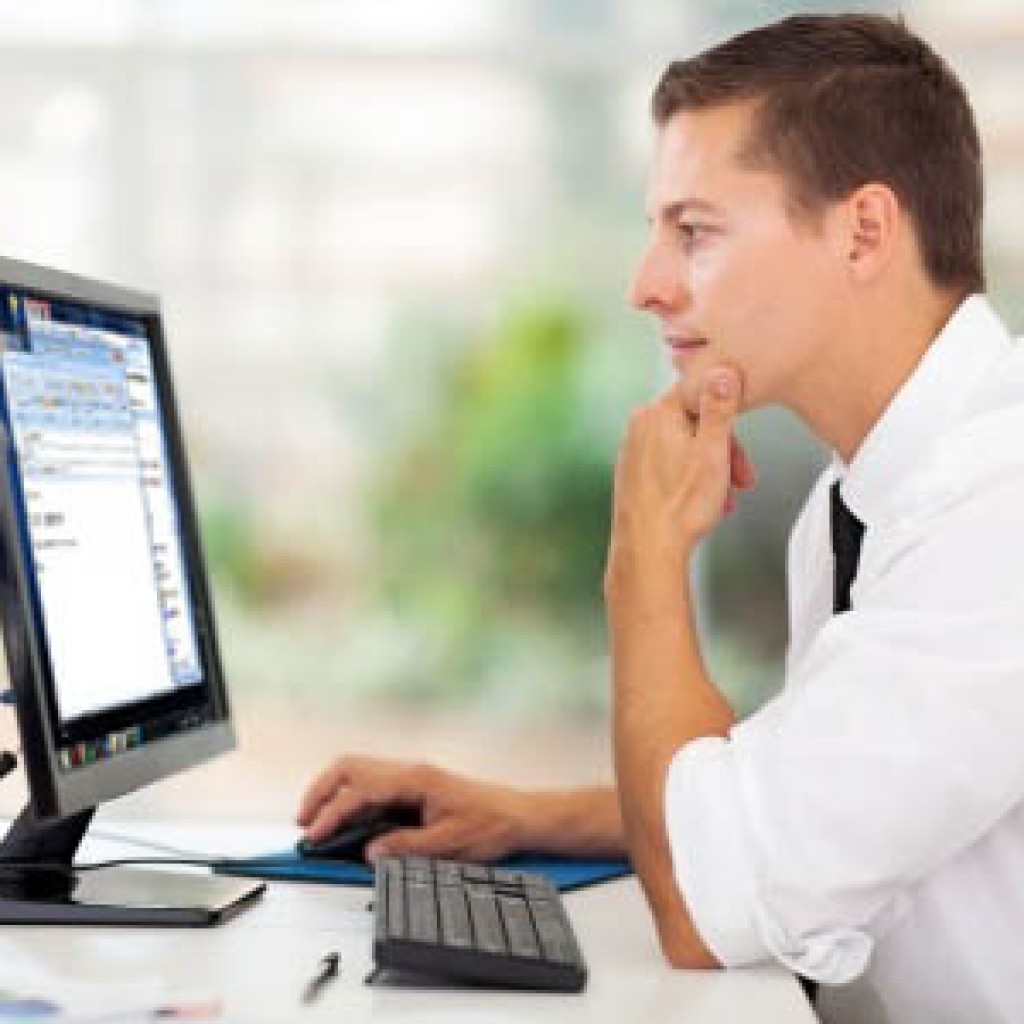 Оператор пк это кто. Оператор эвм картинки. Колл центр. Человек в наушниках за компьютером. Оператор пк это кто.